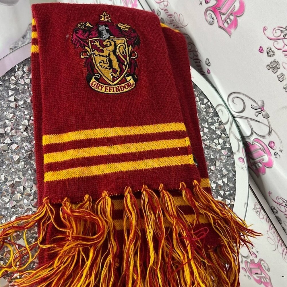 Harry Potter scarf universal studios Gryffindor Scarf - Red and Yellow - Picture 1 of 5